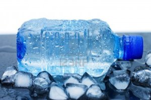 7101521-botella-de-agua-mineral-fria-con-cubos-de-hielo